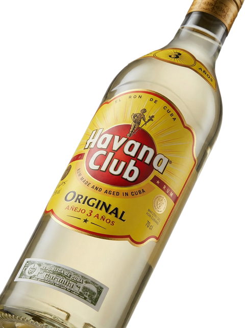 Primer plano de la botella de Ron Havana Club 3 Años.