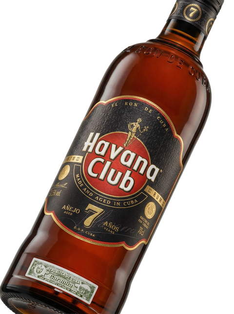 Primer plano de la icónica botella oscura de Ron Havana Club 7 Años.