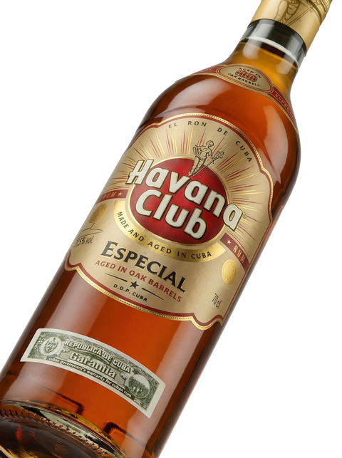 Primer plano de la botella de Ron Havana Club Añejo Especial.