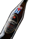 Primer plano de la esbelta botella de Ron Legendario Añejo.