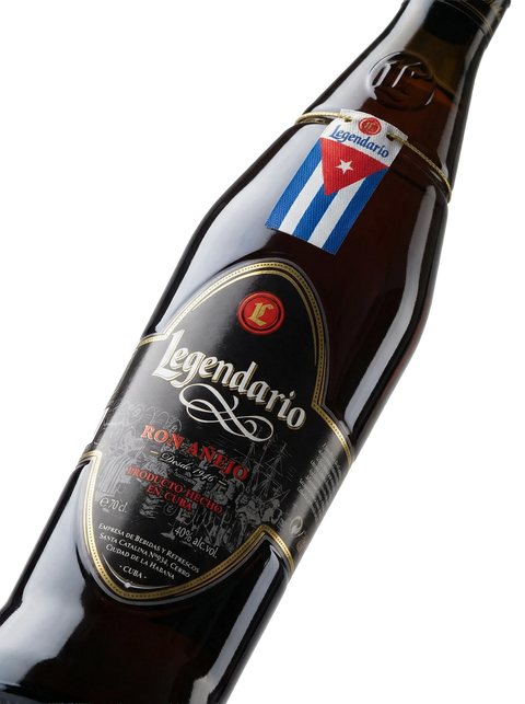Primer plano de la esbelta botella de Ron Legendario Añejo.