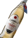Primer plano de la botella de Ron Legendario Carta Blanca Superior.