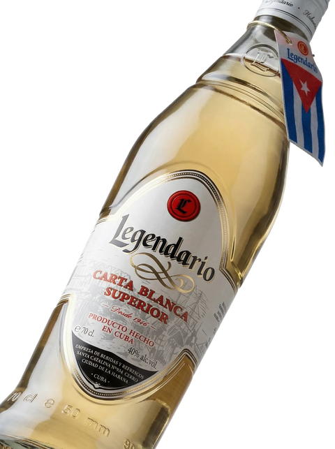Primer plano de la botella de Ron Legendario Carta Blanca Superior.