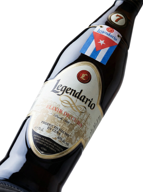 Primer plano de la característica botella de Legendario Elixir de Cuba 7 Años.