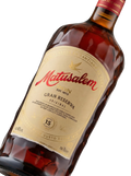 Primer plano de la elegante botella de Ron Matusalem 15 Gran Reserva.