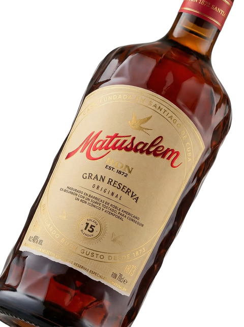 Primer plano de la elegante botella de Ron Matusalem 15 Gran Reserva.