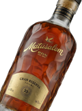 Primer plano de la sofisticada botella de Ron Matusalem 23 Gran Reserva.