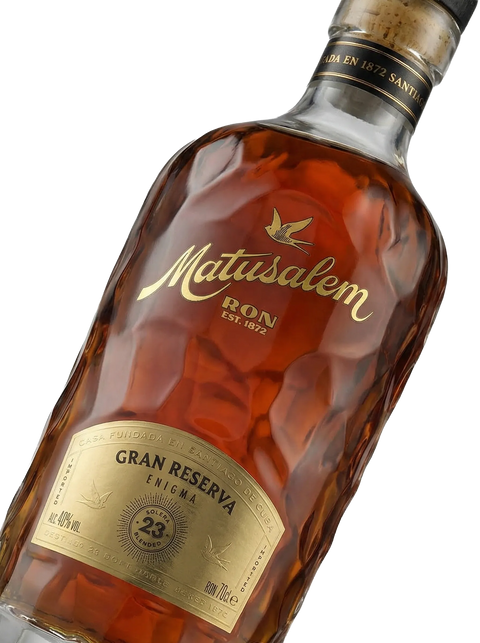 Primer plano de la sofisticada botella de Ron Matusalem 23 Gran Reserva.