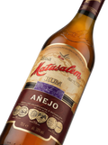 Primer plano de la botella clásica de Ron Matusalem Añejo.