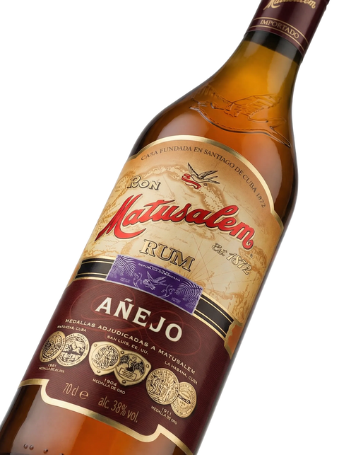 Primer plano de la botella clásica de Ron Matusalem Añejo.