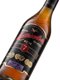 Primer plano de la botella de Ron Matusalem Añejo 7 Años.