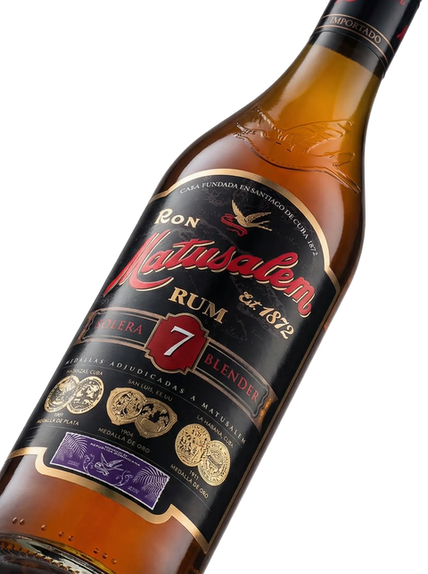 Primer plano de la botella de Ron Matusalem Añejo 7 Años.