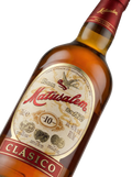 Primer plano de la botella de Ron Matusalem Clásico 10 Años.