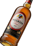 Primer plano de la tradicional botella de Ron Negrita Bardinet Añejo.
