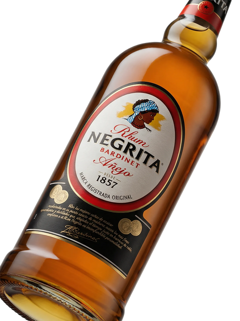 Primer plano de la tradicional botella de Ron Negrita Bardinet Añejo.