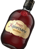 Primer plano de la botella redonda de Ron Pampero Aniversario en su icónica funda de cuero.