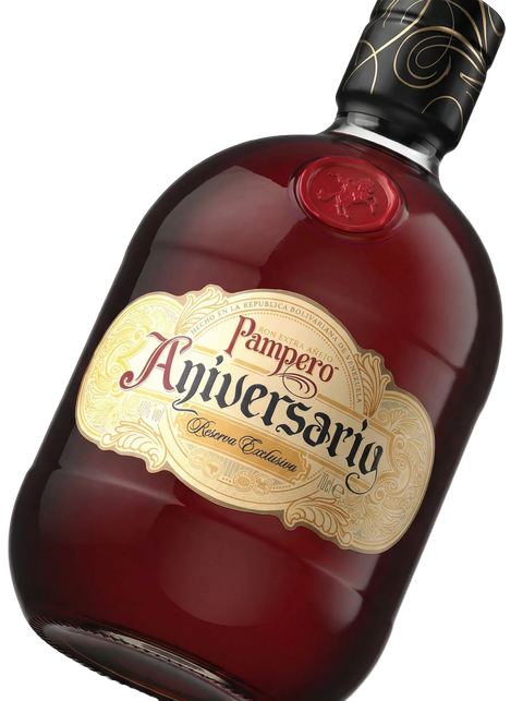 Primer plano de la botella redonda de Ron Pampero Aniversario en su icónica funda de cuero.