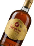 Primer plano de la botella de Ron Pampero Especial.
