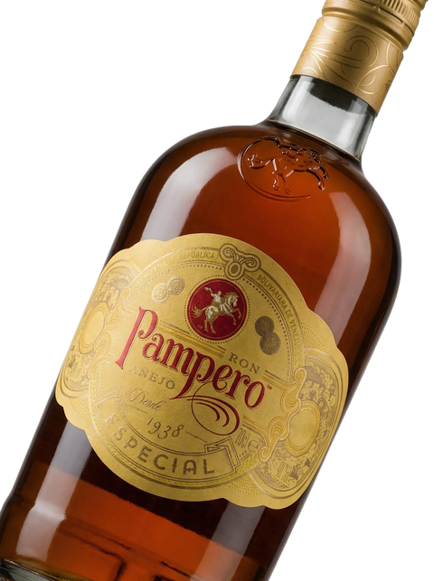 Primer plano de la botella de Ron Pampero Especial.