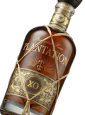 Primer plano de la distintiva botella envuelta en rafia de Ron Plantation XO 20th Anniversary.