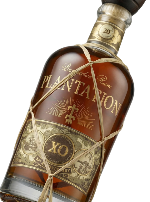 Primer plano de la distintiva botella envuelta en rafia de Ron Plantation XO 20th Anniversary.