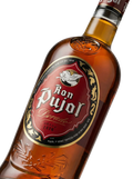 Primer plano de la botella de 1 litro de Ron Pujol.