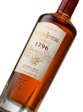 Primer plano de la botella de Ron Santa Teresa 1796, destacando su sello de cera.