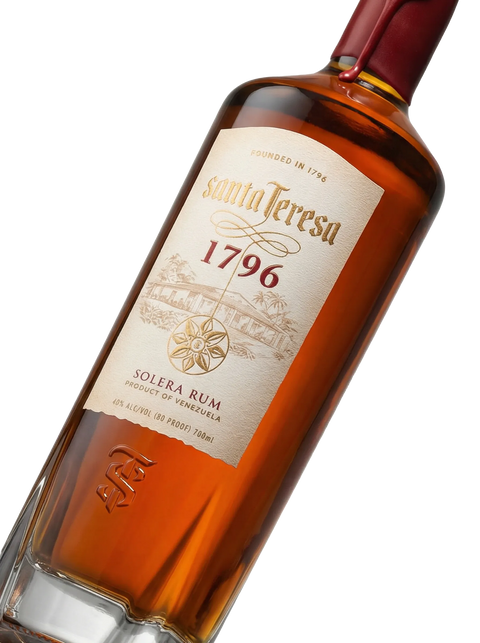 Primer plano de la botella de Ron Santa Teresa 1796, destacando su sello de cera.