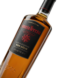Primer plano de la botella de Ron Santa Teresa Gran Reserva.