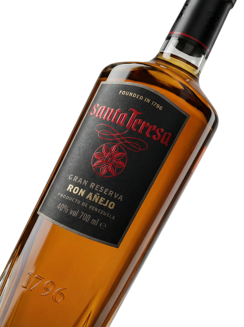 Primer plano de la botella de Ron Santa Teresa Gran Reserva.
