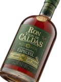 Primer plano de la botella premium de Ron Viejo de Caldas 15 Años Gran Reserva Especial.