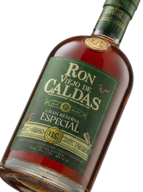 Primer plano de la botella premium de Ron Viejo de Caldas 15 Años Gran Reserva Especial.