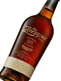 Primer plano de la icónica botella de Ron Zacapa Centenario 23 con su banda de petate.