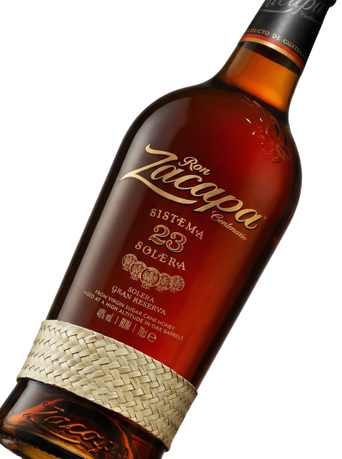 Primer plano de la icónica botella de Ron Zacapa Centenario 23 con su banda de petate.