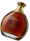 Primer plano de la lujosa botella curvada de Ron Zacapa XO Solera Gran Reserva Especial.