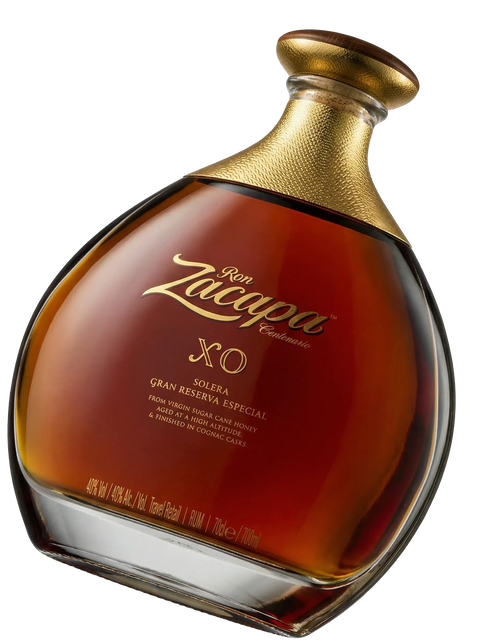 Primer plano de la lujosa botella curvada de Ron Zacapa XO Solera Gran Reserva Especial.