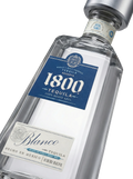 Primer plano de la icónica botella piramidal de Tequila 1800 Blanco transparente.