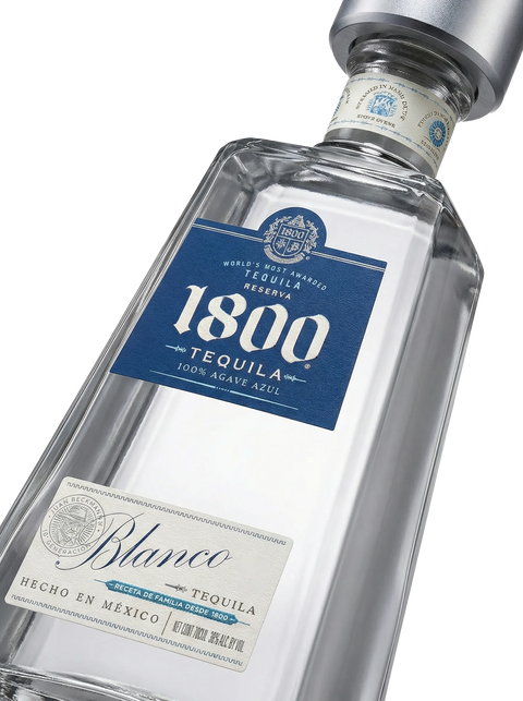 Primer plano de la icónica botella piramidal de Tequila 1800 Blanco transparente.