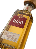 Primer plano de la icónica botella piramidal de Tequila 1800 Reposado.