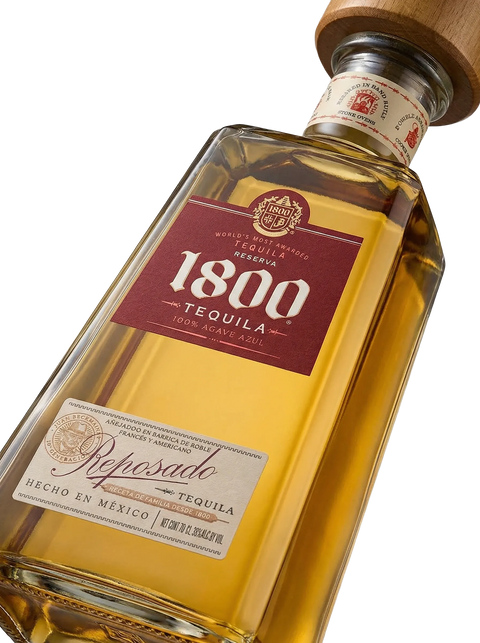 Primer plano de la icónica botella piramidal de Tequila 1800 Reposado.