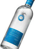 Primer plano de la elegante y esbelta botella de Tequila Casa Dragones Blanco.