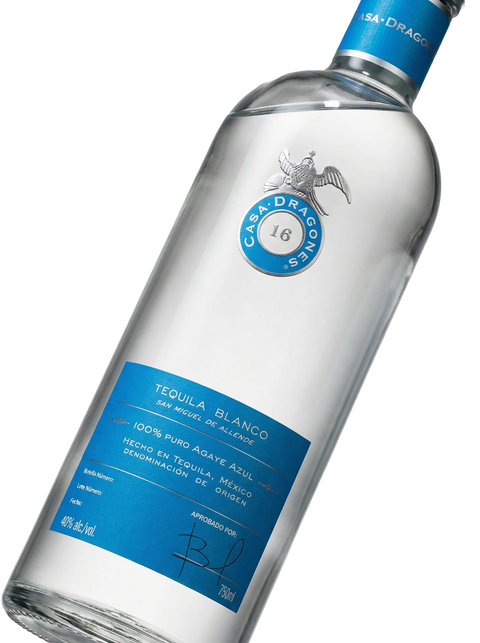 Primer plano de la elegante y esbelta botella de Tequila Casa Dragones Blanco.