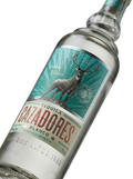 Primer plano de la botella tradicional de Tequila Cazadores Blanco.