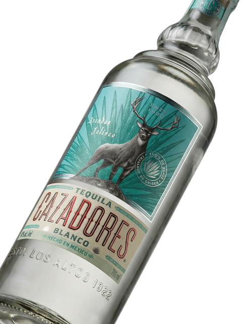 Primer plano de la botella tradicional de Tequila Cazadores Blanco.