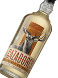 Primer plano de la botella tradicional de Tequila Cazadores Reposado.