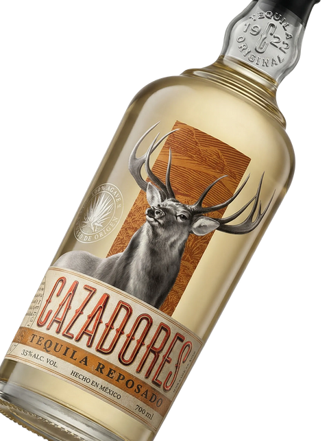 Primer plano de la botella tradicional de Tequila Cazadores Reposado.