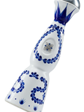 Primer plano de la lujosa botella de cerámica pintada a mano de Tequila Clase Azul Reposado.