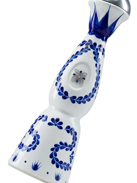 Primer plano de la lujosa botella de cerámica pintada a mano de Tequila Clase Azul Reposado.