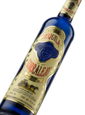 Primer plano de la característica botella azul alta de Tequila Corralejo Reposado.