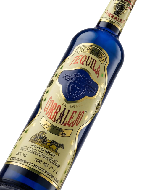 Primer plano de la característica botella azul alta de Tequila Corralejo Reposado.